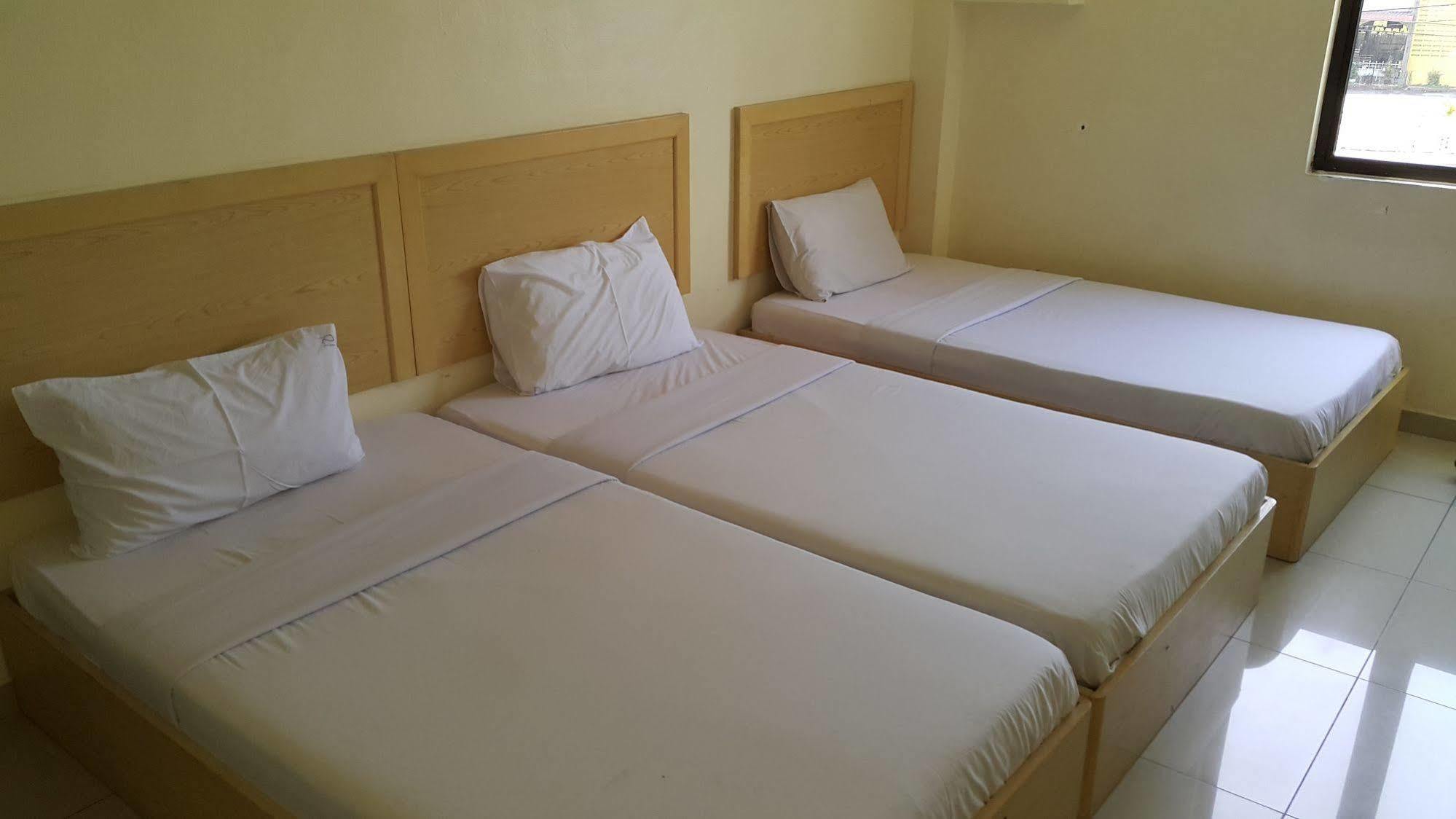 Oyo 301 River Inn Hotel Butterworth Bagian luar foto